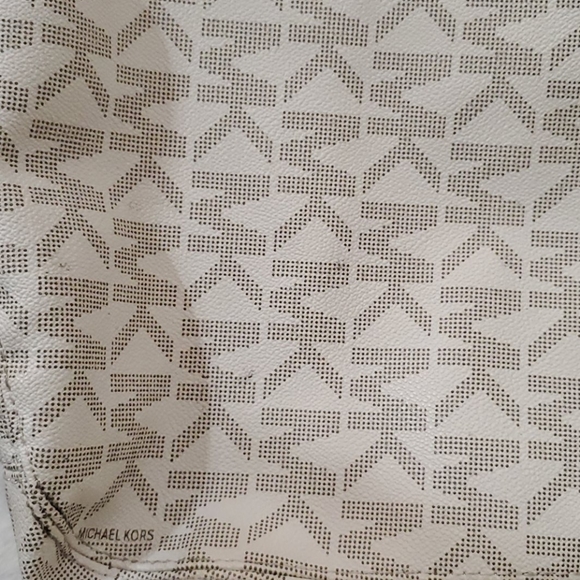 Michael Kors Vanilla Signature Shoulder Bag - Picture 11 of 16